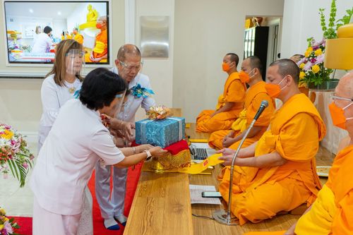 ภาพ No.38552:พิธีทอดกฐินสามัคคีสร้างทุกสิ่ง ณ วัดพระธรรมกายปาล์มบีช
