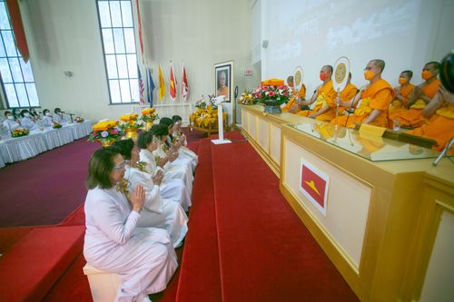 ภาพ No.38608:พิธีทอดกฐินบรมจักรพรรดิ บูชาธรรมพระมงคลเทพมุนี ณ วัดพระธรรมกายออเรกอน