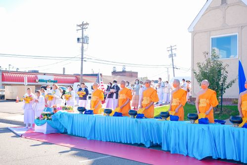 ภาพ No.38582:พิธีทอดกฐินธรรมชัย สร้างทุกสิ่ง ณ วัดพระธรรมกายมินเนโซตา