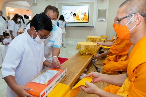 ภาพ No.38557:พิธีทอดกฐินสามัคคีสร้างทุกสิ่ง ณ วัดพระธรรมกายปาล์มบีช
