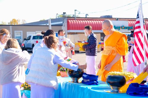 ภาพ No.38584:พิธีทอดกฐินธรรมชัย สร้างทุกสิ่ง ณ วัดพระธรรมกายมินเนโซตา