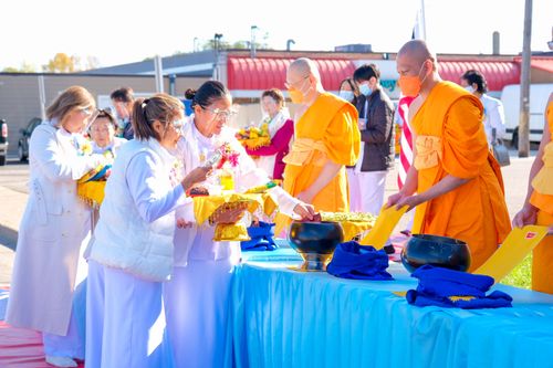 ภาพ No.38586:พิธีทอดกฐินธรรมชัย สร้างทุกสิ่ง ณ วัดพระธรรมกายมินเนโซตา