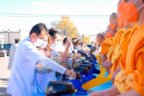 ภาพ No.38587:พิธีทอดกฐินธรรมชัย สร้างทุกสิ่ง ณ วัดพระธรรมกายมินเนโซตา