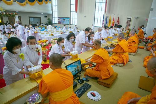 ภาพ No.38611:พิธีทอดกฐินบรมจักรพรรดิ บูชาธรรมพระมงคลเทพมุนี ณ วัดพระธรรมกายออเรกอน