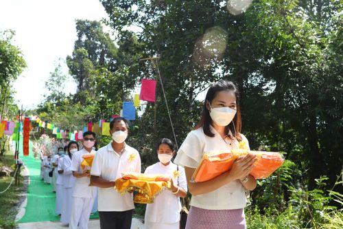 ภาพ No.38097:พิธีทอดกฐินสามัคคีเพื่อสร้างทุกสิ่ง ณ ศูนย์ปฏิบัติธรรมธุดงคสถานพรรัตนะ