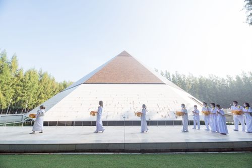 ภาพ No.38323:พิธีทอดกฐินบรมจักรพรรดิมหาสมบัติ ณ อนุสรณ์สถานมหาวิหารพระมงคลเทพมุนี