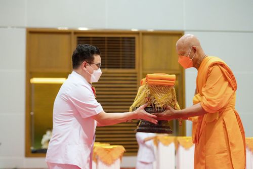 ภาพ No.38294:พิธีทอดกฐินบรมจักรพรรดิมหาสมบัติ ณ อนุสรณ์สถานมหาวิหารพระมงคลเทพมุนี