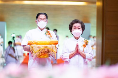 ภาพ No.38266:พิธีทอดกฐินบรมจักรพรรดิมหาสมบัติ ณ อนุสรณ์สถานมหาวิหารพระมงคลเทพมุนี