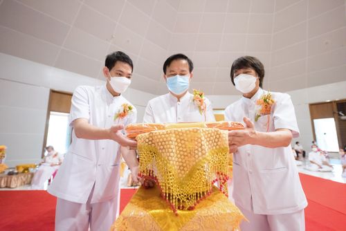 ภาพ No.38299:พิธีทอดกฐินบรมจักรพรรดิมหาสมบัติ ณ อนุสรณ์สถานมหาวิหารพระมงคลเทพมุนี