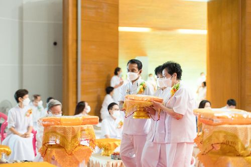 ภาพ No.38300:พิธีทอดกฐินบรมจักรพรรดิมหาสมบัติ ณ อนุสรณ์สถานมหาวิหารพระมงคลเทพมุนี