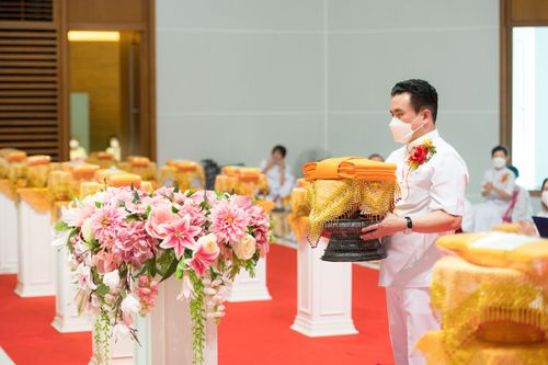 ภาพ No.38303:พิธีทอดกฐินบรมจักรพรรดิมหาสมบัติ ณ อนุสรณ์สถานมหาวิหารพระมงคลเทพมุนี