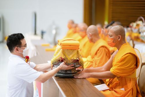 ภาพ No.38317:พิธีทอดกฐินบรมจักรพรรดิมหาสมบัติ ณ อนุสรณ์สถานมหาวิหารพระมงคลเทพมุนี