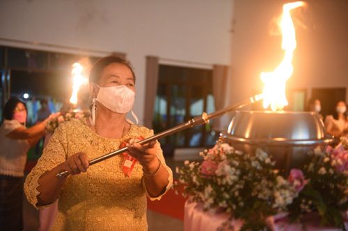 ภาพ No.39046:พิธีสมโภชน์องค์กฐินและจุดโคมประทีป ณ ศูนย์ปฏิบัติธรรมสระบุรี