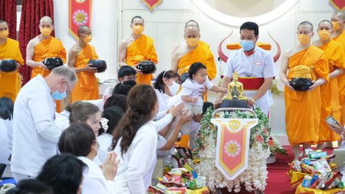 ภาพ No.38919:พิธีทอดกฐินธรรมชัย สร้างทุกสิ่ง  วัดพระธรรมกายแมนเชสเตอร์