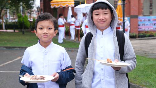 ภาพ No.38933:พิธีทอดกฐินธรรมชัย สร้างทุกสิ่ง  วัดพระธรรมกายแมนเชสเตอร์