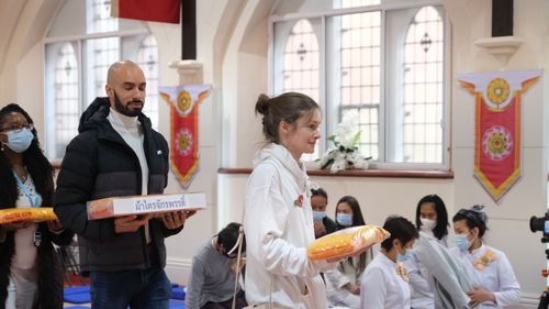 ภาพ No.38935:พิธีทอดกฐินธรรมชัย สร้างทุกสิ่ง  วัดพระธรรมกายแมนเชสเตอร์