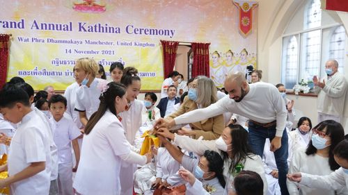 ภาพ No.38946:พิธีทอดกฐินธรรมชัย สร้างทุกสิ่ง  วัดพระธรรมกายแมนเชสเตอร์