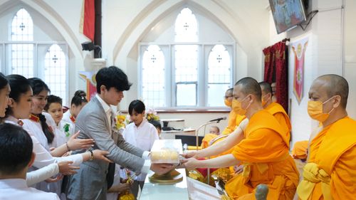 ภาพ No.38949:พิธีทอดกฐินธรรมชัย สร้างทุกสิ่ง  วัดพระธรรมกายแมนเชสเตอร์