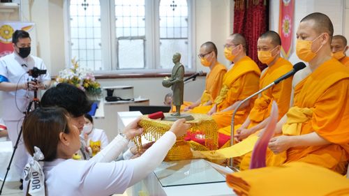 ภาพ No.38952:พิธีทอดกฐินธรรมชัย สร้างทุกสิ่ง  วัดพระธรรมกายแมนเชสเตอร์