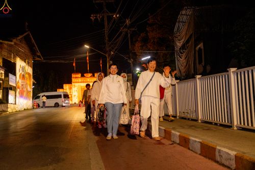 ภาพ No.282760:วันเสาร์ที่ 20 ธันวาคม พ.ศ.2568 พิธีตักบาตรพระ 10,000 รูป (ชุด 2) เนื่องในโอกาส 194 ปี จังหวัดกาญจนบุรี และอุทิศส่วนกุศลให้แด่บรรพชนทั้งหลาย บริเวณถนนสองแคว (Skywalk) เมืองกาญจนบุรี