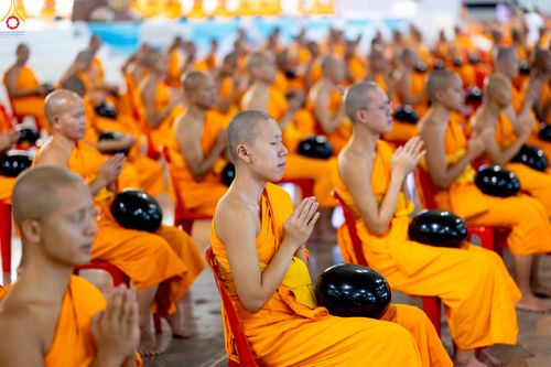 ภาพ No.311289:วันอาทิตย์ต้นเดือนที่ 1 มีนาคม พ.ศ.2569 พิธีตักบาตร และ พิธีบูชาข้าวพระ ณ สภาธรรมกายสากล วัดพระธรรมกาย