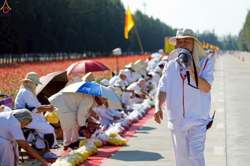 ภาพ No.296009:ภาพเบื้องหลังอาสาสมัครรวมใจ ชุดที่ 1 ในโครงการธรรมยาตรา กตัญญูบูชา มหาปูชนียาจารย์ พระมงคลเทพมุนี(สด จนฺทสโร) พระผู้ปราบมาร อนุสรณ์สถาน 7 แห่ง ปีที่ 14