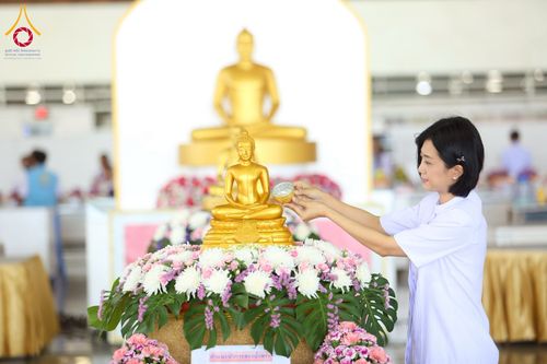 ภาพ No.215236:วันอาทิตย์ต้นเดือนที่ 6 เมษายน พ.ศ. 2568 พิธีตักบาตรข้าวสารอาหารแห้ง ณ บ้านแก้วเรือนทองคุณยาย สภาธรรมกายสากล วัดพระธรรมกาย