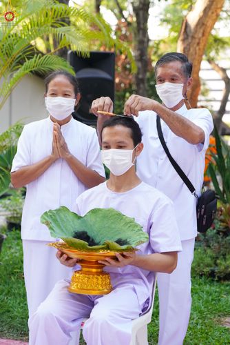 ภาพ No.78629:พิธีตัดปอยผมและปลงผมนาคธรรมทายาท  โครงการบรรพชาและอุปสมบทหมู่ วันคุ้มครองโลก วันที่ 26 มีนาคม พ.ศ.2566 ณ หมู่บ้านบรรลุธรรม วัดพระธรรมกาย
