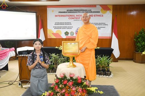 ภาพ No.82201:พิธีมอบรางวัลเกียรติยศและ การลงนามข้อตกลงความร่วมมือ (MOU)  โครงการสอบแข่งขัน  สอบตอบปัญหามงคลชีวิต 38 ประการ  ระหว่างประเทศ ในวันเสาร์ที่ 3 มิ.ย. พ.ศ.2566 ณ ห้องประชุม อวัทธนะ มหาเจดีย์บุโรพุทโธ ประเทศอินโดนีเซีย