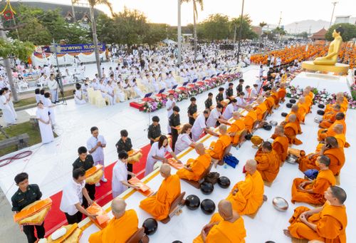 ภาพ No.282595:วันเสาร์ที่ 20 ธันวาคม พ.ศ.2568 พิธีตักบาตรพระ 10,000 รูป (ชุด 2) เนื่องในโอกาส 194 ปี จังหวัดกาญจนบุรี และอุทิศส่วนกุศลให้แด่บรรพชนทั้งหลาย บริเวณถนนสองแคว (Skywalk) เมืองกาญจนบุรี