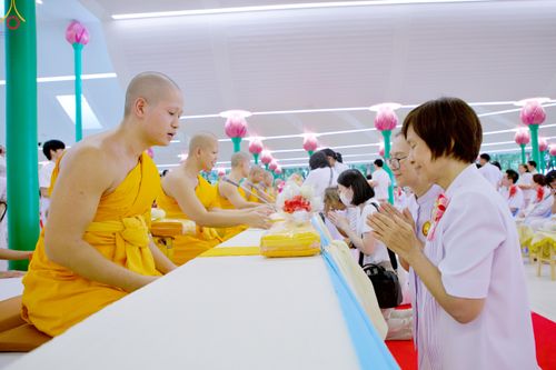 ภาพ No.330840:วันวิสาขบูชา อาทิตย์ที่ 31 พฤษภาคม พ.ศ.2569 พิธีบรรพชาสามเณรอุบาสก 11 ท่าน , พิธีถวายบาตรผ้าไตร และจตุปัจจัยไทยธรรม แด่สามเณร , พิธีอุปสมบทอุทิศชีวิต , พิธีกล่าวคำกัปปิยภัณฑ์  ณ อุโบสถพระไตรปิฎก วัดพระธรรมกาย จังหวัดปทุมธานี