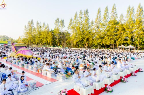 ภาพ No.292397:วันที่ 11 มกราคม พ.ศ. 2569 พิธีตักบาตรพระธรรมยาตรา ณ อนุสรณ์สถานคลองบางนางแท่น อ.สามพราน จ.นครปฐม ในโครงการธรรมยาตรา กตัญญูบูชา มหาปูชนียาจารย์ พระมงคลเทพมุนี(สด จนฺทสโร) พระผู้ปราบมาร อนุสรณ์สถาน 7 แห่ง ปีที่ 14