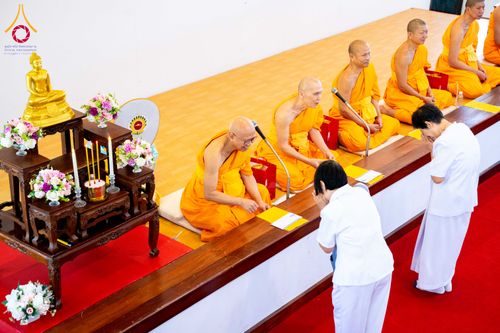 ภาพ No.278460:วันพุธที่ 10 ธันวาคม พ.ศ.2568  พิธีทอดผ้าป่าเพื่อสนับสนุนโครงการตักบาตรพระ 10,000 รูป เมืองกาญจนบุรี ณ อาคารปลูกศรัทธา วัดพระธรรมกาย