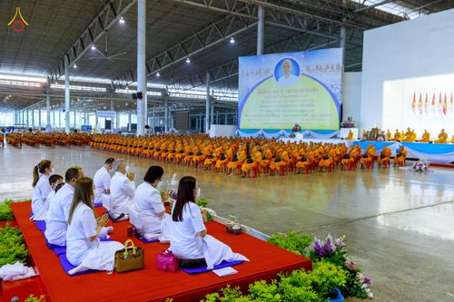 ภาพ No.76740:พิธีตักบาตรข้าวสารอาหารแห้ง  ณ บ้านแก้วเรือนทองคุณยายฯ สภาธรรมกายสากล  วัดพระธรรมกาย จ.ปทุมธานี  ในวันอาทิตย์ต้นเดือนที่ 6 มีนาคม พ.ศ. 2566