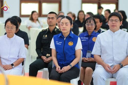 ภาพ No.327433:วันศุกร์ที่ 1 พฤษภาคม พ.ศ. 2569 รวมใจพสกนิกรชาวอำเภอคลองหลวง ประดิษฐ์ดอกไม้จันทน์ เพื่อใช้ในพิธีถวายดอกไม้จันทน์ในงานพระราชพิธีถวายพระเพลิงพระบรมศพ สมเด็จพระนางเจ้าสิริกิติ์ พระบรมราชินีนาถ พระบรมราชชนนีพันปีหลวง ณ วัดพระธรรมกาย