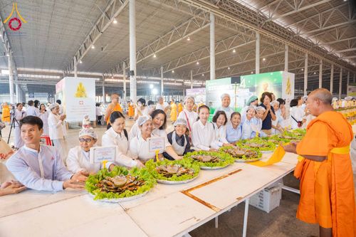 ภาพ No.303879:วันที่ 28 มกราคม พ.ศ. 2569 พิธีถวายภัตตาหารเป็นสังฆทาน แด่พระธรรมยาตรา ณ วัดพระธรรมกาย  จังหวัดปทุมธานี ในโครงการธรรมยาตรา กตัญญูบูชา มหาปูชนียาจารย์ พระมงคลเทพมุนี(สด จนฺทสโร) พระผู้ปราบมาร อนุสรณ์สถาน 7 แห่ง ปีที่ 14