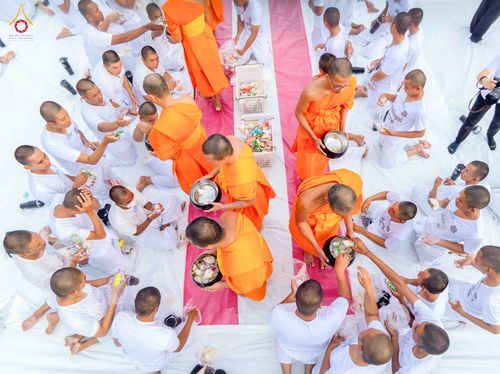 ภาพ No.341037:วันที่ 26 กรกฎาคม พ.ศ. 2569 โครงการพัฒนาคุณธรรม จริยธรรม สำหรับนักเรียนนายสิบตำรวจ (นสต.) รุ่นที่ 17 ศูนย์ฝึกอบรมตำรวจภูธรภาค 1 ได้จัดกิจกรรม ตักบาตรเพื่อน้อมอุทิศถวายเพื่อเป็นพระราชกุศลฯ  และปฏิบัติธรรม ติวธรรมมะ ณ ศูนย์ปฏิบัติธรรมเวิล์ดพีช วัลเล่ย์ (Wo