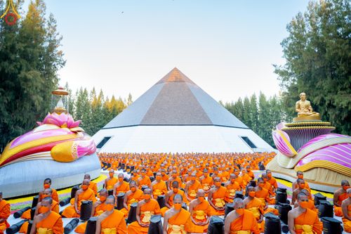 ภาพ No.106239:พระธรรมยาตราร่วมปฏิบัติธรรม และถ่ายภาพหมู่ประวัติศาสตร์ ในโครงการธรรมยาตรากตัญญูบูชา มหาปูชนียาจารย์ พระมงคลเทพมุนี(สด จนฺทสโร) พระผู้ปราบมาร  อนุสรณ์สถาน 7 แห่ง ปีที่ 12  วันที่ 4 มกราคม พ.ศ. 2567  ณ อนุสรณ์สถานมหาวิหารพระมงคลเทพมุนี จ.สุพรรณบุรี