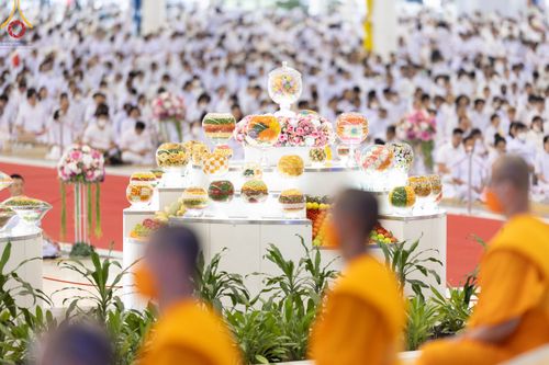 ภาพ No.105446:พิธีปฏิบัติธรรมและพิธีบูชาข้าวพระ ในวันจันทร์ที่ 1 มกราคม พ.ศ. 2567 ณ สภาธรรมกายสากล วัดพระธรรมกาย