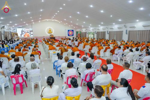 ผู้เข้าร่วมสัมมนาโครงการกฐินสามัคคีจำนวนมากนั่งฟังการบรรยายภายในหอประชุมขนาดใหญ่