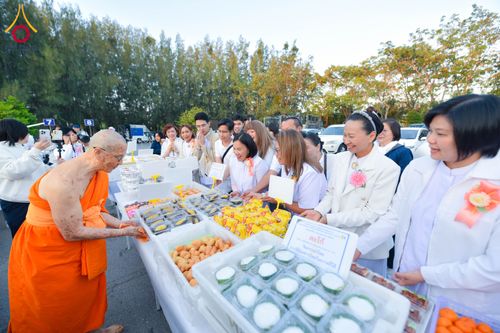 ภาพ No.292616:วันที่ 12 มกราคม พ.ศ. 2569 พิธีถวายภัตตาหารเป็นสังฆทาน แด่พระธรรมยาตรา ณ อนุสรณ์สถานมหาวิหารพระมงคลเทพมุนี (โลตัสแลนด์) อ.สองพี่น้อง จ.สุพรรณบุรี ในโครงการธรรมยาตรา กตัญญูบูชา มหาปูชนียาจารย์ พระมงคลเทพมุนี(สด จนฺทสโร) พระผู้ปราบมาร อนุสรณ์สถาน 7 แห่ง ปี