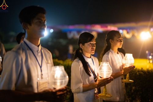 ภาพ No.78236:พิธีจุดประทีปและเวียนประทักษิณถวายเป็นพุทธบูชา ในโครงการบรรพชาสามเณรหมู่ ณ ลุมพินีวัน ประเทศเนปาล  วันที่ 16 มีนาคม พ.ศ. 2566