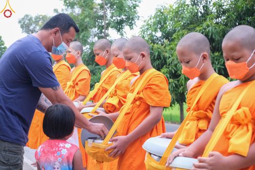 ภาพ No.46012:ประมวลภาพสามเณรออกบิณฑบาตร โครงการบรรพชาสามเณรฟื้นฟูพระพุทธศาสนาทั่วไทย ณ ศูนย์อบรมเยาวชนนครปฐม