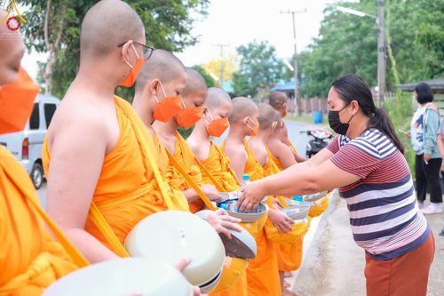 ภาพ No.46010:ประมวลภาพสามเณรออกบิณฑบาตร โครงการบรรพชาสามเณรฟื้นฟูพระพุทธศาสนาทั่วไทย ณ ศูนย์อบรมเยาวชนนครปฐม