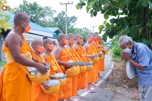 ภาพ No.46011:ประมวลภาพสามเณรออกบิณฑบาตร โครงการบรรพชาสามเณรฟื้นฟูพระพุทธศาสนาทั่วไทย ณ ศูนย์อบรมเยาวชนนครปฐม
