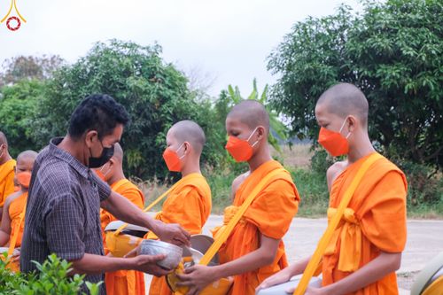 ภาพ No.46014:ประมวลภาพสามเณรออกบิณฑบาตร โครงการบรรพชาสามเณรฟื้นฟูพระพุทธศาสนาทั่วไทย ณ ศูนย์อบรมเยาวชนนครปฐม