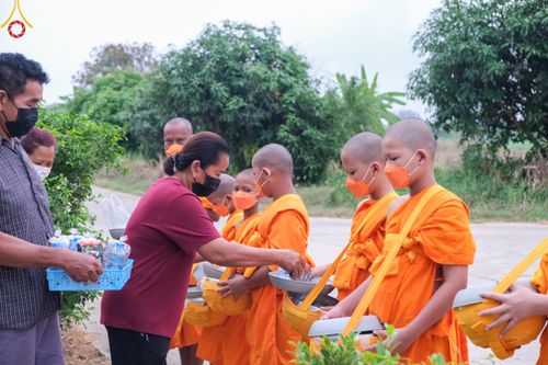 ภาพ No.46013:ประมวลภาพสามเณรออกบิณฑบาตร โครงการบรรพชาสามเณรฟื้นฟูพระพุทธศาสนาทั่วไทย ณ ศูนย์อบรมเยาวชนนครปฐม