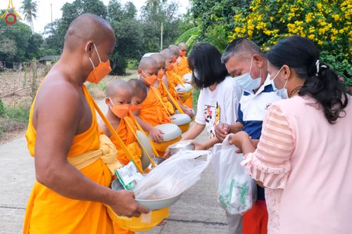 ภาพ No.46015:ประมวลภาพสามเณรออกบิณฑบาตร โครงการบรรพชาสามเณรฟื้นฟูพระพุทธศาสนาทั่วไทย ณ ศูนย์อบรมเยาวชนนครปฐม
