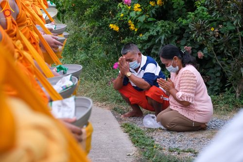 ภาพ No.46016:ประมวลภาพสามเณรออกบิณฑบาตร โครงการบรรพชาสามเณรฟื้นฟูพระพุทธศาสนาทั่วไทย ณ ศูนย์อบรมเยาวชนนครปฐม