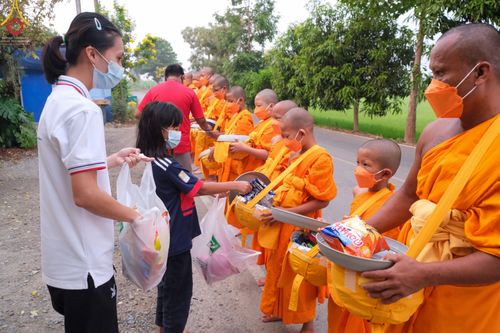 ภาพ No.46018:ประมวลภาพสามเณรออกบิณฑบาตร โครงการบรรพชาสามเณรฟื้นฟูพระพุทธศาสนาทั่วไทย ณ ศูนย์อบรมเยาวชนนครปฐม